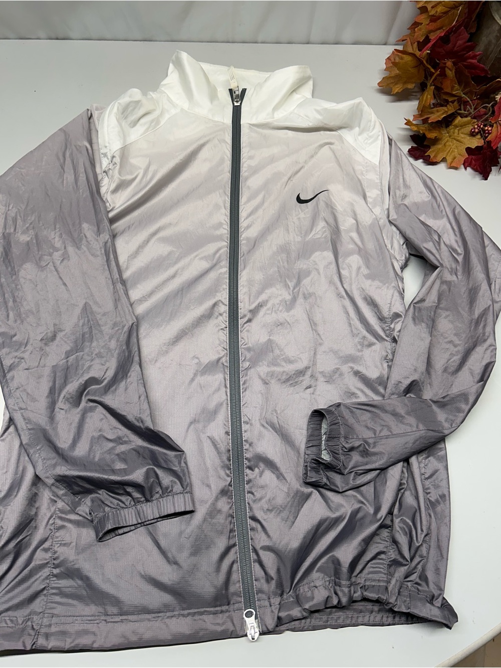 Nike Women’s golf Gray and White Lightweight Windbreaker Jacket